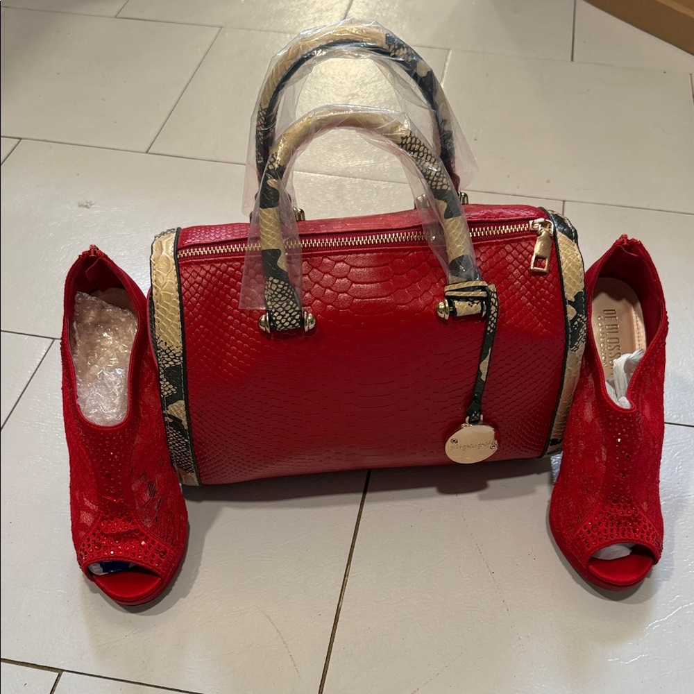 Red Croc-Embossed‎ Handbag and Lace Heels Set - Picture 5 of 6